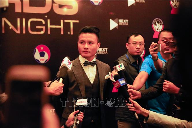 Trong ảnh: Tiền vệ Nguyễn Quang Hải (Việt Nam) trả lời phỏng vấn của truyền thông sau khi giành giải thưởng Cầu thủ nam của năm. Ảnh: Trọng Đạt - TTXVN
