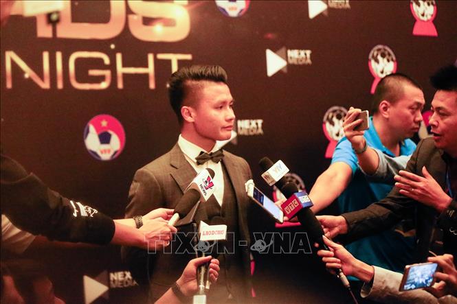 Trong ảnh: Tiền vệ Nguyễn Quang Hải (Việt Nam) trả lời phỏng vấn của truyền thông sau khi giành giải thưởng Cầu thủ nam của năm. Ảnh: Trọng Đạt - TTXVN