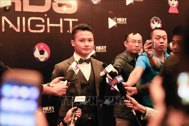 Trong ảnh: Tiền vệ Nguyễn Quang Hải (Việt Nam) trả lời phỏng vấn của truyền thông sau khi giành giải thưởng Cầu thủ nam của năm. Ảnh: Trọng Đạt - TTXVN