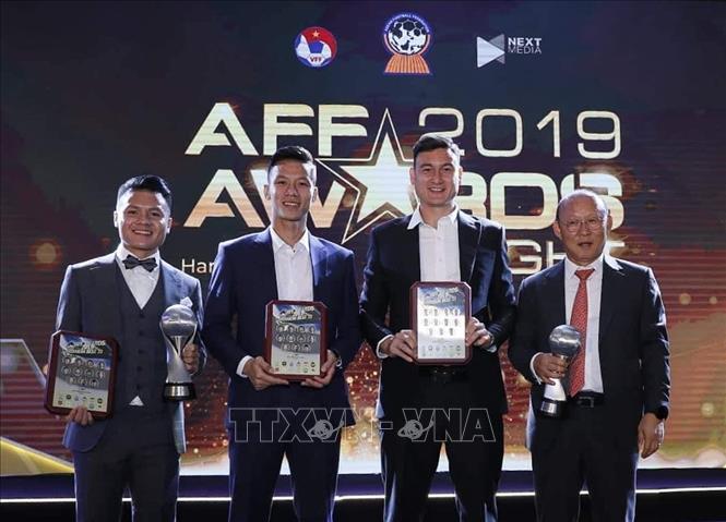 Trong ảnh: Huấn luyện viên Park Hang-seo cùng đội trưởng Quế Ngọc Hải, thủ môn Đặng Văn Lâm và tiền vệ Quang Hải trong ngày nhận các danh hiệu tại Lễ trao giải AFF Awards năm 2019. Ảnh: Trọng Đạt - TTXVN