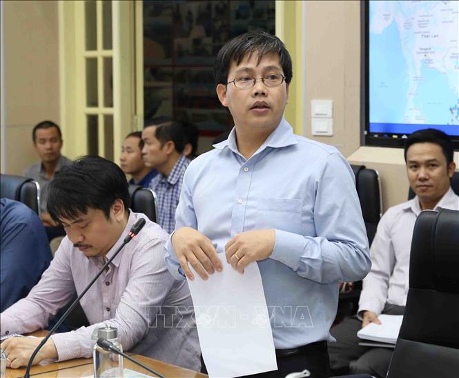 Trong ảnh: Giám đốc Trung tâm dự báo Khí tượng Thủy văn Quốc gia Mai Văn Khiêm báo cáo tình hình diễn biến bão số 6. Vũ Sinh - TTXVN