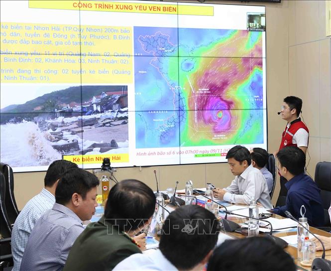 Trong ảnh: Trực ban của Ban Chỉ đạo Trung ương về phòng, chống thiên tai báo cáo về diễn biến của bão số 6. Ảnh: Vũ Sinh - TTXVN