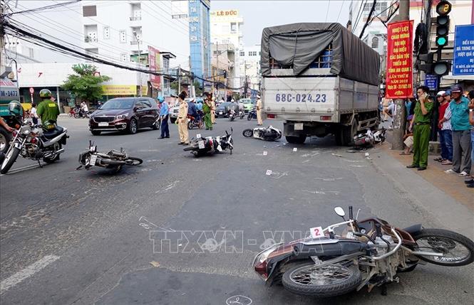 Trong ảnh: Nhiều xe máy bị hư hỏng nặng nằm ngổn ngang tại hiện trường vụ tai nạn. Ảnh: Công Mạo-TTXVN          