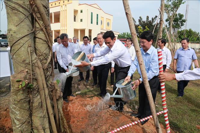 Trong ảnh: Phó Thủ tướng thường trực Trương Hòa Bình và các đại biểu trồng cây đa lưu niệm tại nhà văn hóa ấp Tân Triều, xã Tân Bình, huyện Vĩnh Cửu, tỉnh Đồng Nai. Ảnh: Lê Xuân-TTXVN