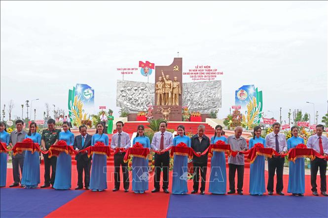 Trong ảnh: Các đại biểu cắt băng khánh thành Khu Di tích lịch sử Địa điểm thành lập Chi bộ An Nam Cộng sản Đảng Cờ Đỏ. Ảnh: Ngọc Thiện - TTXVN