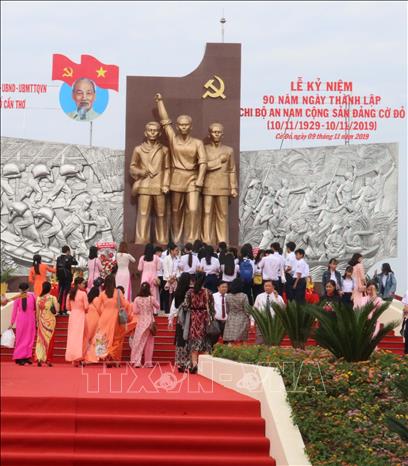 Trong ảnh: Nhân dân đến dâng hương tưởng niệm tại Khu Di tích lịch sử Địa điểm thành lập Chi bộ An Nam Cộng sản Đảng Cờ Đỏ trong ngày khánh thành. Ảnh: Ngọc Thiện - TTXVN