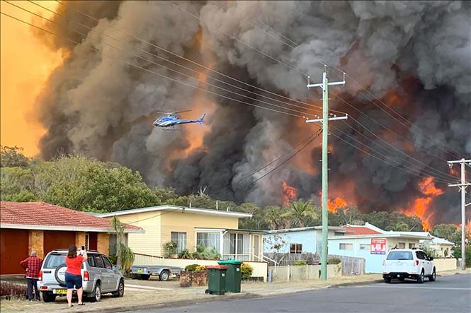 Trong ảnh: Lính cứu hỏa nỗ lực dập lửa cháy rừng tại Harrington, cách thủ đô Sydney, Australia khoảng 335km về phía Đông Bắc ngày 8/11/2019. Ảnh: AFP/TTXVN