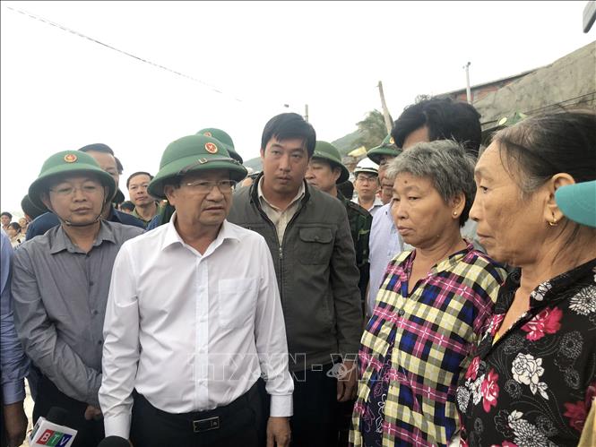 Trong ảnh: Phó Thủ tướng Trịnh Đình Dũng thăm hỏi, động viên người dân bị sập nhà do bão số 5 ở xã Nhơn Hải, TP Quy Nhơn, tỉnh Bình Định. Ảnh: Nguyên Linh - TTXVN