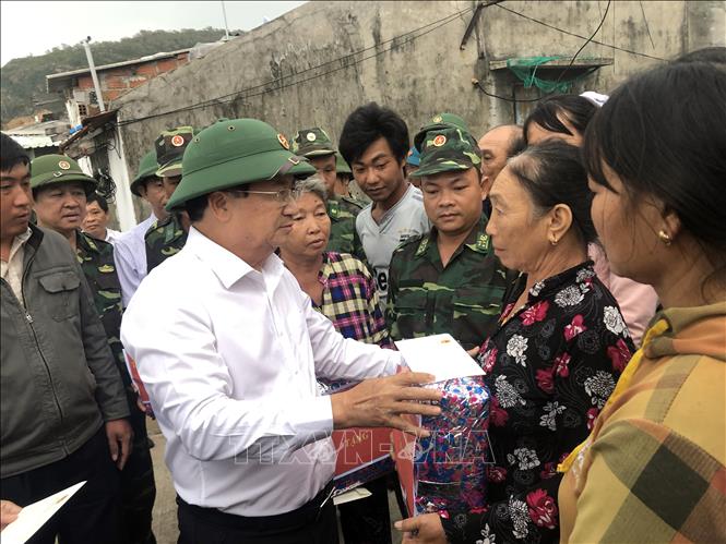 Trong ảnh: Phó Thủ tướng Trịnh Đình Dũng tặng quà cho người dân bị sập nhà do bão số 5 ở xã Nhơn Hải, TP Quy Nhơn, tỉnh Bình Định. Ảnh: Nguyên Linh - TTXVN