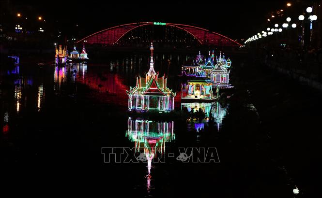 Trong ảnh: Hội thi thả đèn nước của đồng bào Khmer Sóc Trăng trong đêm lễ hội. Ảnh: Trung Hiếu - TTXVN 