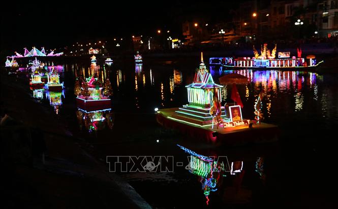 Trong ảnh: Hội thi thả đèn nước của đồng bào Khmer Sóc Trăng trong đêm lễ hội. Ảnh: Trung Hiếu - TTXVN 