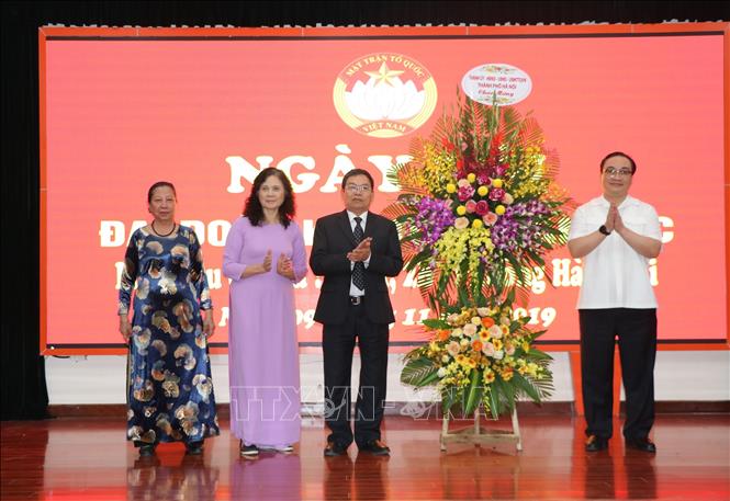 Trong ảnh: Bí thư Thành ủy Hà Nội Hoàng Trung Hải tặng hoa cho đại diện 3 khu dân cư. Ảnh: Nguyễn Thắng - TTXVN