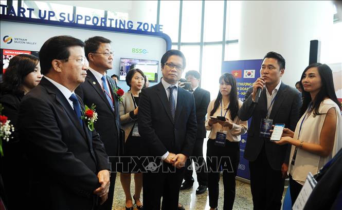Photo: Delegates are introduced with Korean technology on the sidelines of the meeting. VNA Photo: Trần Tĩnh