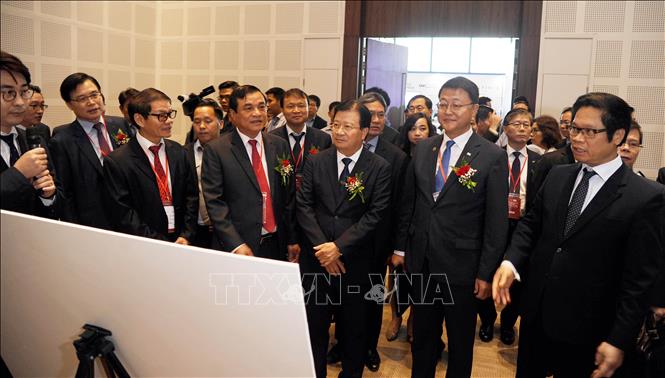 Photo: Delegates are introduced with Korean technology on the sidelines of the meeting. VNA Photo: Trần Tĩnh