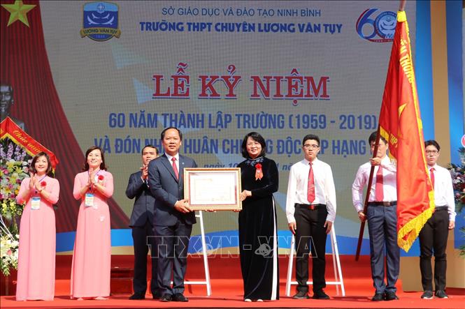 Trong ảnh: Phó Chủ tịch nước Đặng Thị Ngọc Thịnh trao Huân chương Độc lập hạng Nhì của Chủ tịch nước tặng nhà trường. Ảnh: Đức Phương - TTXVN