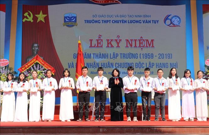 Trong ảnh: Phó Chủ tịch nước Đặng Thị Ngọc Thịnh trao học bổng cho các học sinh có thành tích xuất sắc. Ảnh: Đức Phương - TTXVN