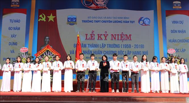 Trong ảnh: Phó Chủ tịch nước Đặng Thị Ngọc Thịnh trao học bổng cho các học sinh có thành tích xuất sắc. Ảnh: Đức Phương - TTXVN