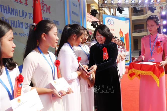 Trong ảnh: Phó Chủ tịch nước Đặng Thị Ngọc Thịnh trao học bổng cho học sinh có thành tích xuất sắc. Ảnh: Đức Phương - TTXVN