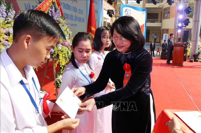 Trong ảnh: Phó Chủ tịch nước Đặng Thị Ngọc Thịnh trao học bổng cho học sinh có thành tích xuất sắc. Ảnh: Đức Phương - TTXVN