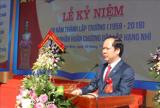 Trong ảnh: Ông Đinh Văn Khâm, Hiệu trưởng trường THPT Chuyên Lương Văn Tụy phát biểu, ôn lại truyền thống vẻ vang, đáng tự hào 60 năm xây dựng và trưởng thành của nhà trường. Ảnh: Đức Phương - TTXVN