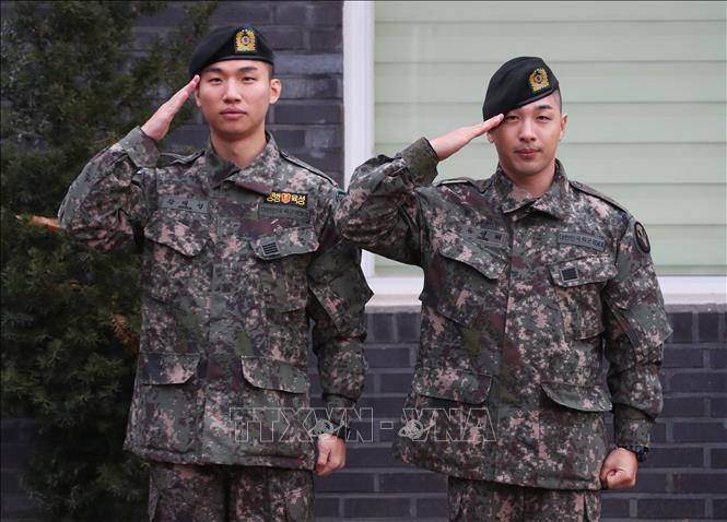 Trong ảnh: Hai thành viên nhóm nhạc nam Hàn Quốc  BIGBANG Daesung (trái)  và Taeyang (phải) sau khi được xuất ngũ ngày 10/11/2019. Ảnh: YONHAP/TTXVN