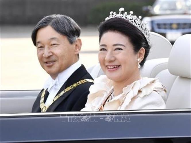Trong ảnh: Nhật hoàng Naruhito  và Hoàng hậu Masako tại lễ diễu hành ở Tokyo, Nhật Bản, ngày 10/11/2019.  Ảnh: Kyodo/TTXVN