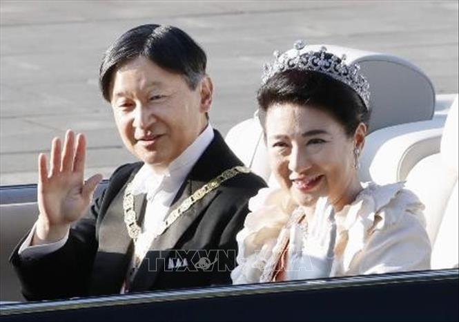 Trong ảnh: Nhật hoàng Naruhito  và Hoàng hậu Masako tại lễ diễu hành ở Tokyo, Nhật Bản, ngày 10/11/2019.  Ảnh: Kyodo/TTXVN