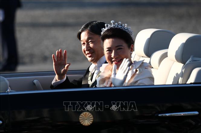 Trong ảnh: Nhật hoàng Naruhito  và Hoàng hậu Masako tại lễ diễu hành ở Tokyo, Nhật Bản, ngày 10/11/2019.  Ảnh: AFP/TTXVN