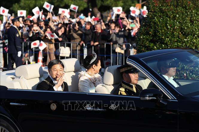 Trong ảnh: Nhật hoàng Naruhito  và Hoàng hậu Masako tại lễ diễu hành ở Tokyo, Nhật Bản, ngày 10/11/2019.  Ảnh: AFP/TTXVN