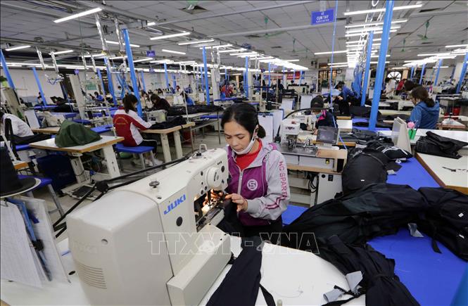 Trong ảnh: May veston xuất khẩu tại Xí nghiệp may veston Hà Nội, Sài Đồng, Long Biên. Ảnh: Trần Việt - TTXVN