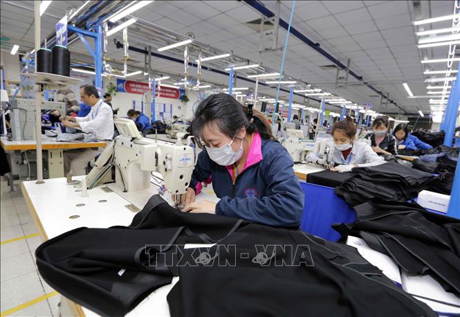 Trong ảnh: Trong ảnh: May veston xuất khẩu tại Xí nghiệp may veston Hà Nội, Sài Đồng, Long Biên. Ảnh: Trần Việt - TTXVN