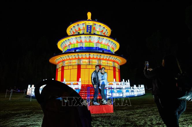 Trong ảnh: Du khách chụp ảnh tại Lễ hội đèn lồng nghệ thuật 