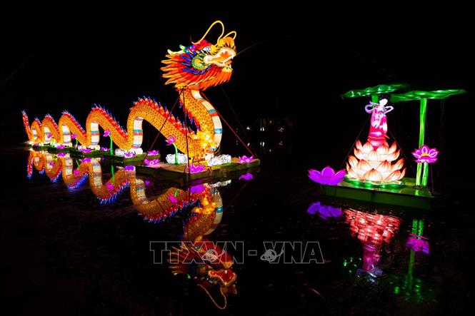 Trong ảnh: Tác phẩm đèn lồng hình con Rồng được trưng bày tại Lễ hội đèn lồng nghệ thuật 