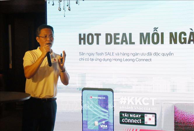 Trong ảnh: Đại diện Ngân hàng Hong Leong Việt Nam giới thiệu về nền tảng ngân hàng số thế hệ mới HLB Connect. Ảnh: Tiến Lực – TTXVN