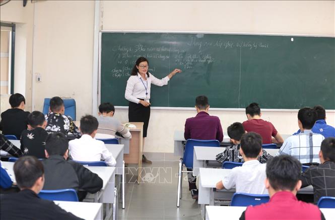Trong ảnh: Cô giáo Nguyễn Thị Thảo trong giờ giảng dạy cho sinh viên ngành cơ khí. Ảnh: Anh Tuấn - TTXVN
