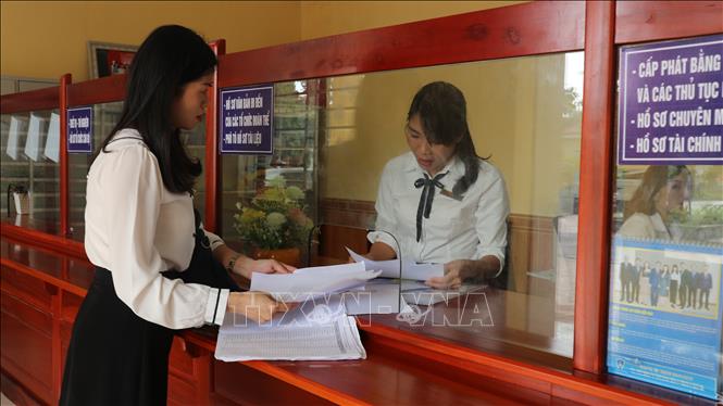 Trong ảnh: Cô Trương Thị Nguyệt, giáo viên chủ nhiệm lớp 11A13 đến bộ phận 