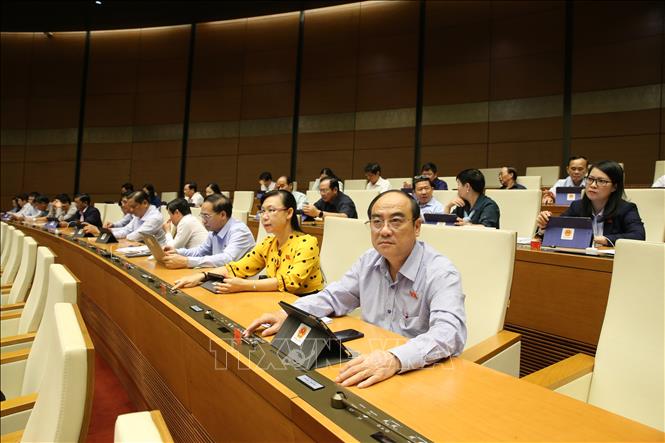 Trong ảnh: Các đại biểu Quốc hội biểu quyết thông qua Nghị quyết về dự toán ngân sách nhà nước 2020. Ảnh: Dương Giang - TTXVN