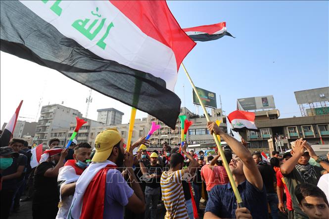Trong ảnh: Người dân tham gia biểu tình phản đối Chính phủ tại thủ đô Baghdad, Iraq ngày 30/10/2019. Ảnh: THX/TTXVN