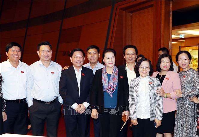 Trong ảnh: Chủ tịch Quốc hội Nguyễn Thị Kim Ngân với các đại biểu trong giờ nghỉ giải lao. Ảnh: Trọng Đức - TTXVN