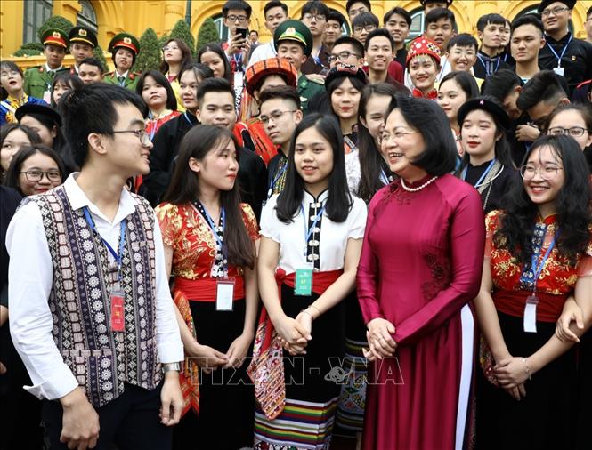 Trong ảnh: Phó Chủ tịch nước Đặng Thị Ngọc Thịnh với Đoàn đại biểu học sinh, sinh viên, thanh niên dân tộc thiểu số xuất sắc, tiêu biểu năm 2019. Ảnh: Văn Điệp - TTXVN