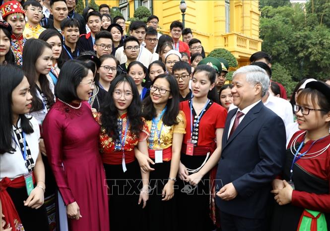 Trong ảnh: Phó Chủ tịch nước Đặng Thị Ngọc Thịnh với Đoàn đại biểu học sinh, sinh viên, thanh niên dân tộc thiểu số xuất sắc, tiêu biểu năm 2019. Ảnh: Văn Điệp - TTXVN