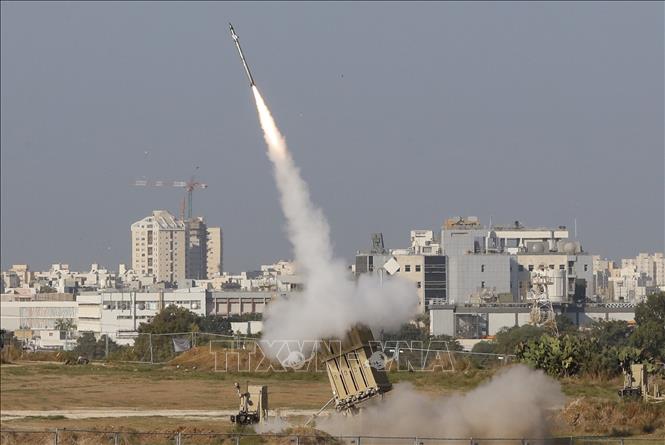 Trong ảnh: Tên lửa của Israel được phóng từ hệ thống phòng thủ tên lửa Vòm Sắt ở thành phố Ashdod, miền Nam nước này nhằm đánh chặn các tên lửa được phóng từ Dải Gaza xuống lãnh thổ nhà nước Do Thái, ngày 12/11/2019. Ảnh: AFP/TTXVN