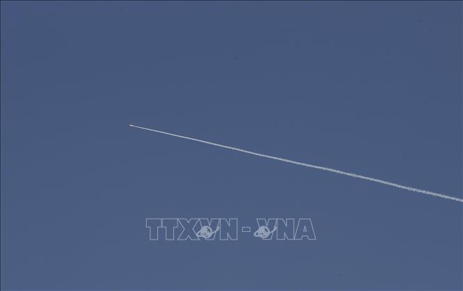 Trong ảnh: Tên lửa được các tay súng Palestine phóng từ Dải Gaza hướng về lãnh thổ Israel ngày 12/11/2019. Ảnh: AFP/TTXVN