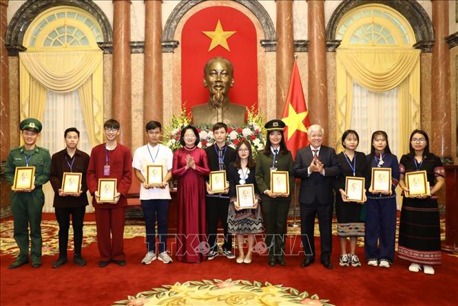 Trong ảnh: Phó Chủ tịch nước Đặng Thị Ngọc Thịnh trao ảnh chân dung Chủ tịch Hồ Chí Minh tặng các đại biểu. Ảnh: Văn Điệp - TTXVN