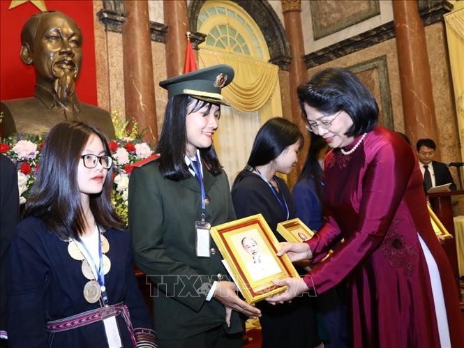 Trong ảnh: Phó Chủ tịch nước Đặng Thị Ngọc Thịnh trao ảnh chân dung Chủ tịch Hồ Chí Minh tặng các đại biểu. Ảnh: Văn Điệp - TTXVN