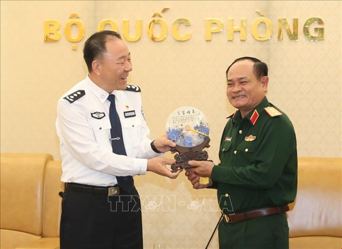 Trong ảnh: Đồng chí Triệu Xương Hoa trao quà lưu niệm tặng Thượng tướng Nguyễn Phương Nam. Ảnh: Hồng Pha – TTXVN phát.