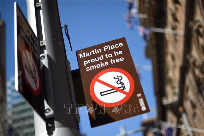 Trong ảnh (tư liệu): Biển cấm hút thuốc lá tại địa điểm công cộng ở Sydney, Australia. Ảnh: AFP/ TTXVN