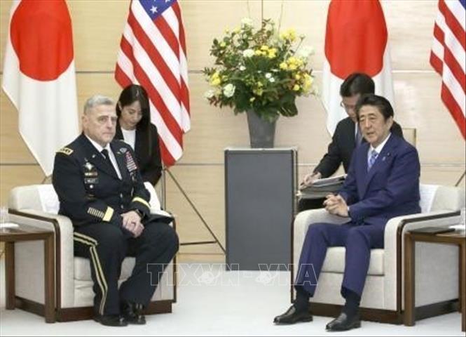 Trong ảnh: Thủ tướng Nhật Bản Shinzo Abe (phải) và Chủ tịch Hội đồng Tham mưu trưởng liên quân Mỹ Mark Milley trong cuộc gặp tại Tokyo, Nhật Bản, ngày 12/11/2019. Ảnh: Kyodo/ TTXVN