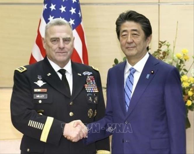 Trong ảnh: Thủ tướng Nhật Bản Shinzo Abe (phải) và Chủ tịch Hội đồng Tham mưu trưởng liên quân Mỹ Mark Milley trong cuộc gặp tại Tokyo, Nhật Bản, ngày 12/11/2019. Ảnh: Kyodo/ TTXVN