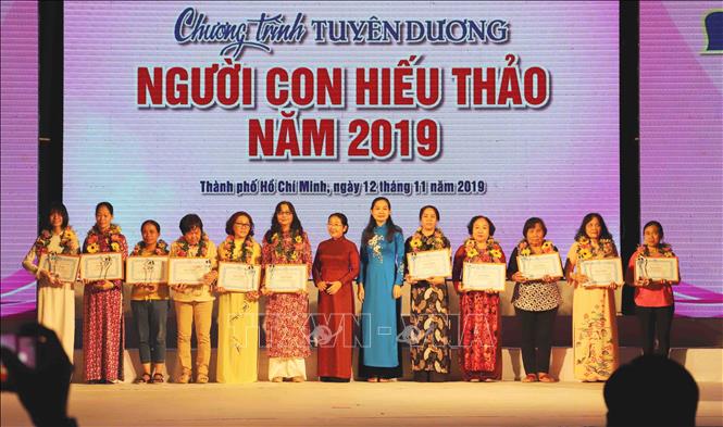 Trong ảnh: Bà Võ Thị Dung, Phó Bí thư Thành ủy Thành phố Hồ Chí Minh trao tặng bằng khen của Chủ tịch UBND Thành phố cho những tấm gương 